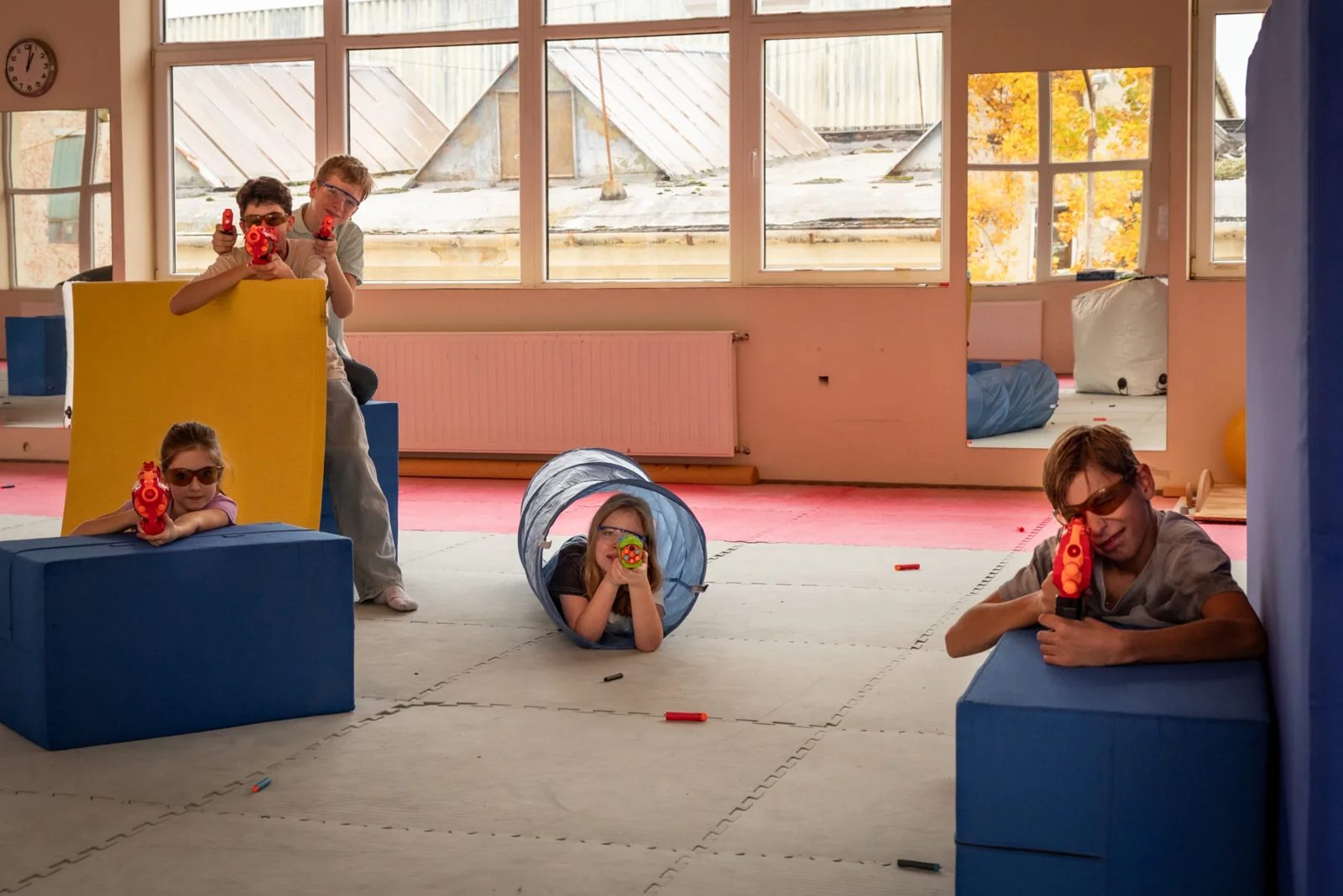 A Rioter Games Élményközpont nagyterme Nerf-csata közben, Győr