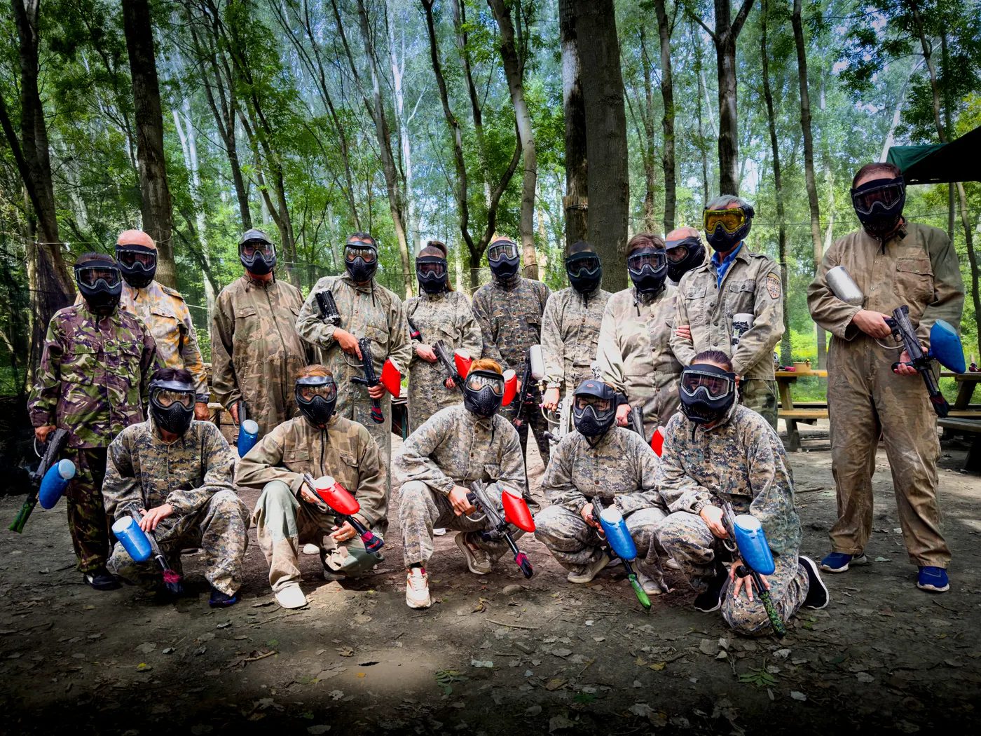 Paintball-csapat a Rioter Games Kalandpark erdei pályáján, Győr-Püspökerdő